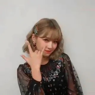🧸 wanita, rambut pirang, jepit rambut, anting hati, blus, potret telegram sticker