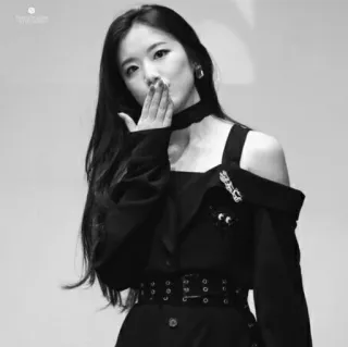 🌬 vrouw, aziatisch, jurk, Koreaans, zwart-wit, portret, kus telegram sticker