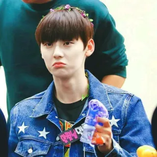 ☘ 만번님 메롱 coreano, celebridad, corona de flores, hombre, puchero, pistola de agua, chaqueta vaquera, estrellas telegram sticker