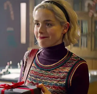 😄 Sabrina Spellman Chilling Adventures of Sabrina 电视剧, 萨布丽娜·斯佩尔曼, 圣诞节, 礼物, 女演员, 琪兰·席普卡 telegram sticker