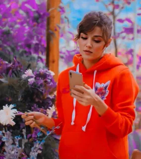 📱 женщина, оранжевая толстовка, телефон, природа, на улице, растения whatsapp sticker