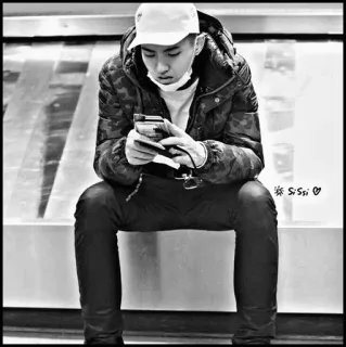 ♠️ SiSsi persona, uomo, seduto, telefono, street style, urbano, moda telegram sticker