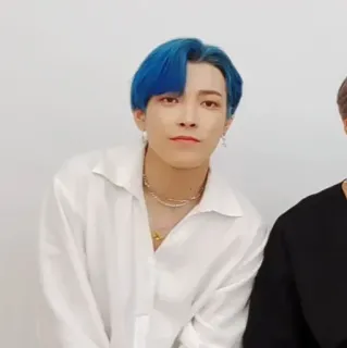 ⛈ pessoa, homem, cabelo azul, camisa branca, K-pop, ATEEZ whatsapp sticker