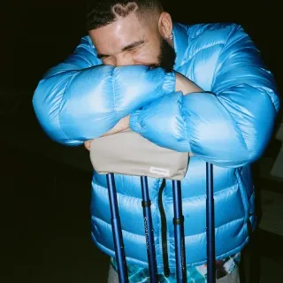 💡 Drake Drake, Rapper, Musicista, Capelli cuore, Giacca blu telegram sticker