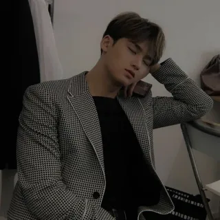 ⚡ homme, costume, dormir, veste, décontracté, fatigué, intérieur telegram sticker