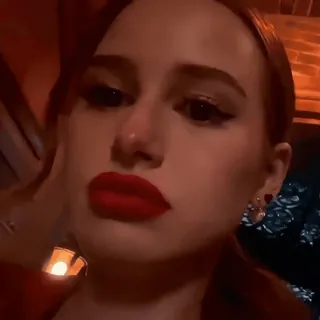 🦇 femme, portrait, rouge à lèvres rouge, maquillage, visage telegram sticker