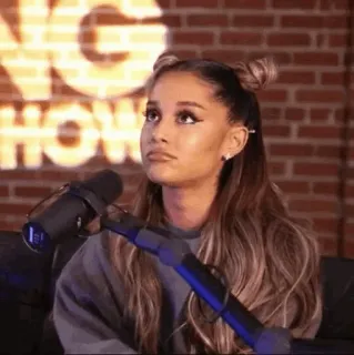 🌃 Ariana Grande ป็อปสตาร์, นักร้อง, มองขึ้น, ทัศนคติ, คนดัง telegram sticker
