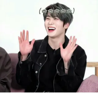 🦅 ᄒᄒᄒᄒᄒᄒ K-Pop, улыбка, мужчина, портрет, в помещении whatsapp sticker