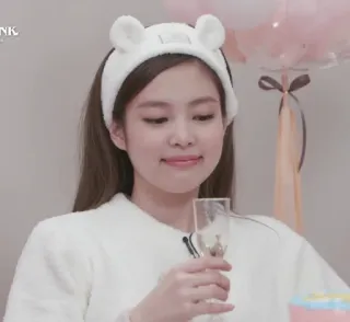🥃 Jennie Kim Jennie, BLACKPINK, K-Pop, penyanyi, selebriti, Korea whatsapp sticker