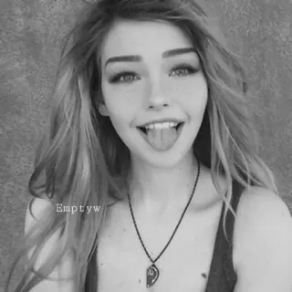 🥀 Emptyw женщина, портрет, черно-белое, ожерелье, язык, девушка, селфи telegram sticker