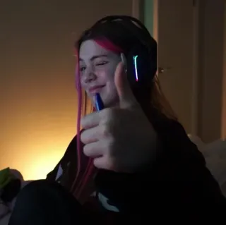 🤍 femme, personne, écouteurs, cheveux roses, pouce levé, intérieur, gamer, fille whatsapp sticker