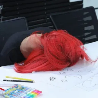 😕 rote Haare, schlafend, Zeichnung, Tisch, Büro whatsapp sticker