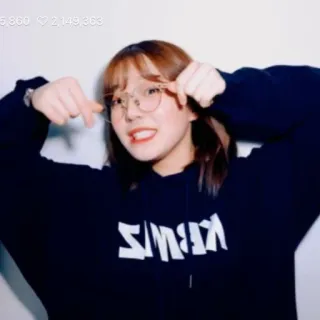 🐝 SIMB wanita, kacamata, hoodie, potret, dalam ruangan telegram sticker