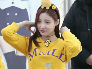🌩 MMLD kobieta, żółty, K-pop, piosenkarka, azjatycka, portret whatsapp sticker