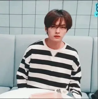 🤨 男人, kpop, 亚洲, 条纹毛衣, 韩国 telegram sticker
