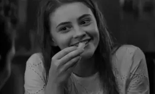 🔗 mujer, sonriendo, comiendo, blanco y negro, retrato, feliz, persona, comida telegram sticker