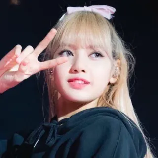 🐬 Lisa K-pop, chanteuse, idole, cheveux blonds, femme, signe de paix telegram sticker