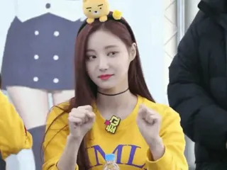 🌝 ML kobieta, żółty, K-pop, dziewczyna, koreański whatsapp sticker