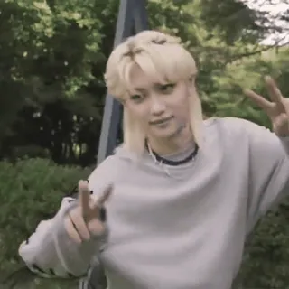 😘 osoba, blond włosy, znak pokoju, młodzież, kpop, stray kids telegram sticker