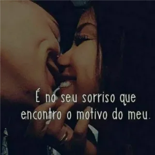 😍 É no seu sorriso que encontro o motivo do meu. beijo, amor, casal, romance, carinho telegram sticker