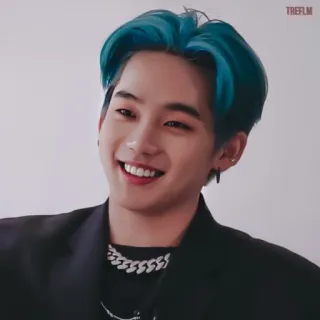 🤨 persona, uomo, sorriso, capelli blu, kpop telegram sticker