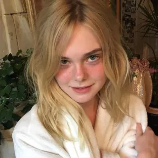 😏 Elle Fanning Elle Fanning, Schauspielerin, blond, Porträt, Frau, Promi whatsapp sticker