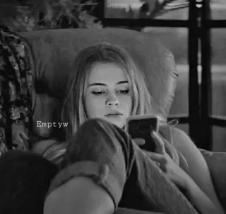 🥀 Emptyw женщина, телефон, внутри, сидит, оттенки серого telegram sticker