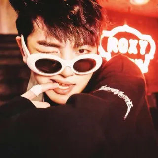 🥵 ROXY persona, gafas de sol, guiño, retrato, letrero de neón, Roxy telegram sticker