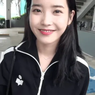 🙃 femme, sourire, portrait, intérieur, survêtement, coréenne telegram sticker