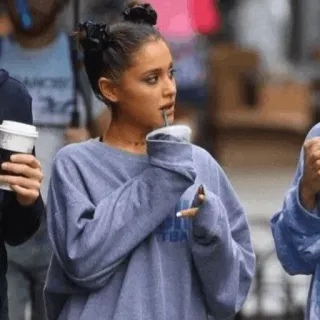☁️ Ariana Grande cantante, celebridad, mujer, bebida, moda telegram sticker
