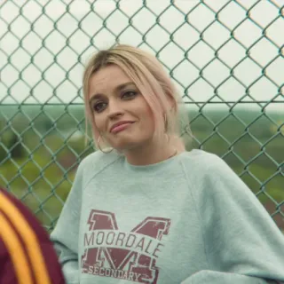 🌸 Maeve Wiley Sex Education Moordale Secondary serie de tv, uniforme escolar, Maeve Wiley, Sex Education, Netflix, drama adolescente, pelo rubio, sonriendo con sorna telegram sticker