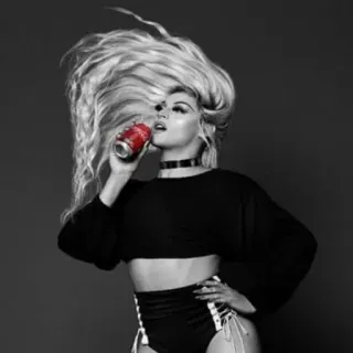 🍸 Drag queen, Peruca loira, Moda, Maquiagem, Bebida, Beleza whatsapp sticker