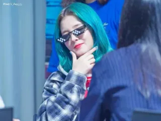 🤔 Nancy (MOMOLAND) kpop, idol, lunettes de soleil, pixelisé, cheveux bleus, coréen, célébrité, nancy telegram sticker
