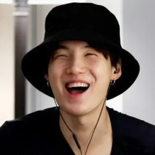 🤠 Suga Suga, BTS, K-Pop, músico, sombrero negro, sonriendo, feliz telegram sticker