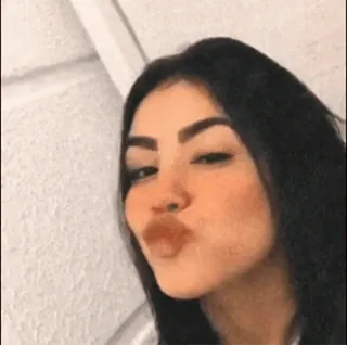 😙 phụ nữ, selfie, chân dung, cô gái, tóc nâu, khuôn mặt whatsapp sticker