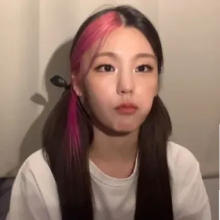 😐 mujer, K-pop, pelo, reflejos rosas, coletas, persona whatsapp sticker