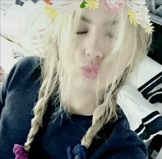 ⚫ Frau, Selfie, Blumenkranz, Schmollmund, Porträt, blond, Person telegram sticker