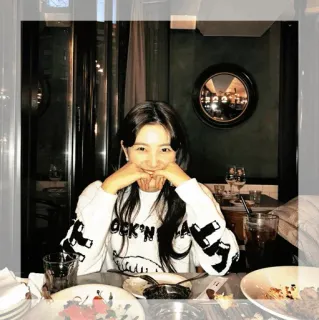 🍸 ROCK'N wanita, sweter, makan, potret, dalam ruangan, meja telegram sticker