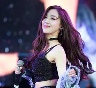 😊 femme, chanteuse, microphone, performance, musique, kpop telegram sticker
