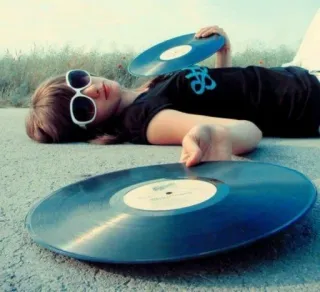 🎵 vinyle, disque, femme, lunettes de soleil, musique, rétro, vintage telegram sticker