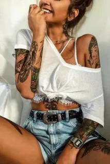 🎶 femme, tatouage, mode, portrait, style, vêtements, encre telegram sticker