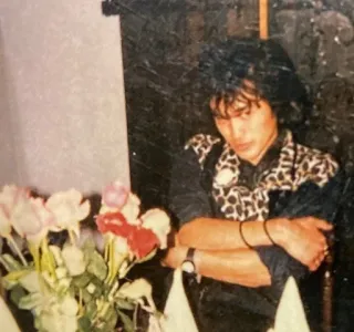 😊 portrait, homme, fleurs, imprimé léopard, intérieur telegram sticker