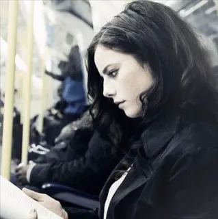 😐 mujer, leyendo, metro, transporte público, retrato, tren, viajes, femenina telegram sticker