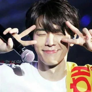 ☺️ UN-AE.com kpop, cantante, uomo, microfono, celebrità, idolo, segno di pace, occhiolino telegram sticker