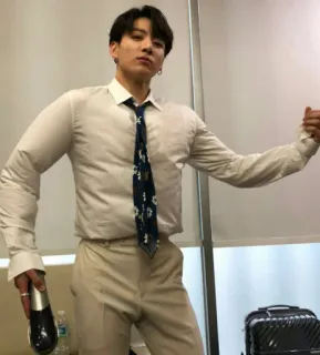 💪 Jungkook Чонгук, BTS, певец, K-pop, мужчина, галстук, рубашка, брюки whatsapp sticker