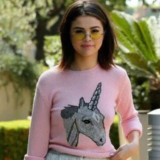 👜 Selena Gomez Selena Gomez, celebridad, actriz, cantante, unicornio, suéter rosa telegram sticker