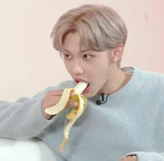 🍌 Felix K-pop, idol, banana, eating, portrait, singer, Felix telegram sticker
