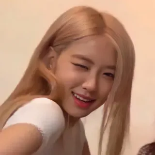 😉 Frau, blonde Haare, zwinkern, Porträt, Selfie, asiatische Frau telegram sticker