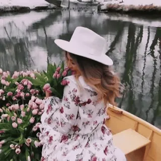 💐 mulher, flores, barco, rio, chapéu, tulipas telegram sticker
