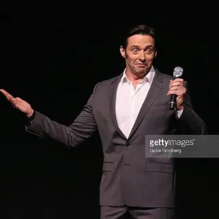 🤷‍♂ Hugh Jackman aktor, selebriti, mikrofon, panggung, setelan telegram sticker